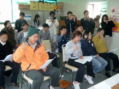 참가자들이 국가보안법 폐지에 대한 구호를 외치고 있다 